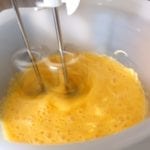 Mixer met kom met kaas-eierbeslag
