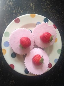 Keto aardbeien-kwarktaartjes