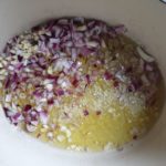 Braadpan met olijfolie en de rode ui en knoflook
