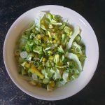 Knapperige salade met gele paprika en avocado