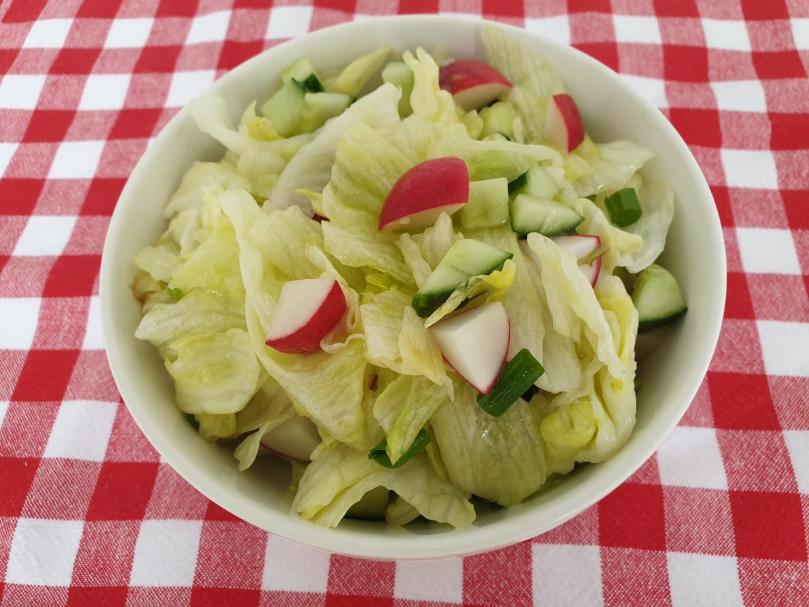 Knapperige salade met radijsjes 1