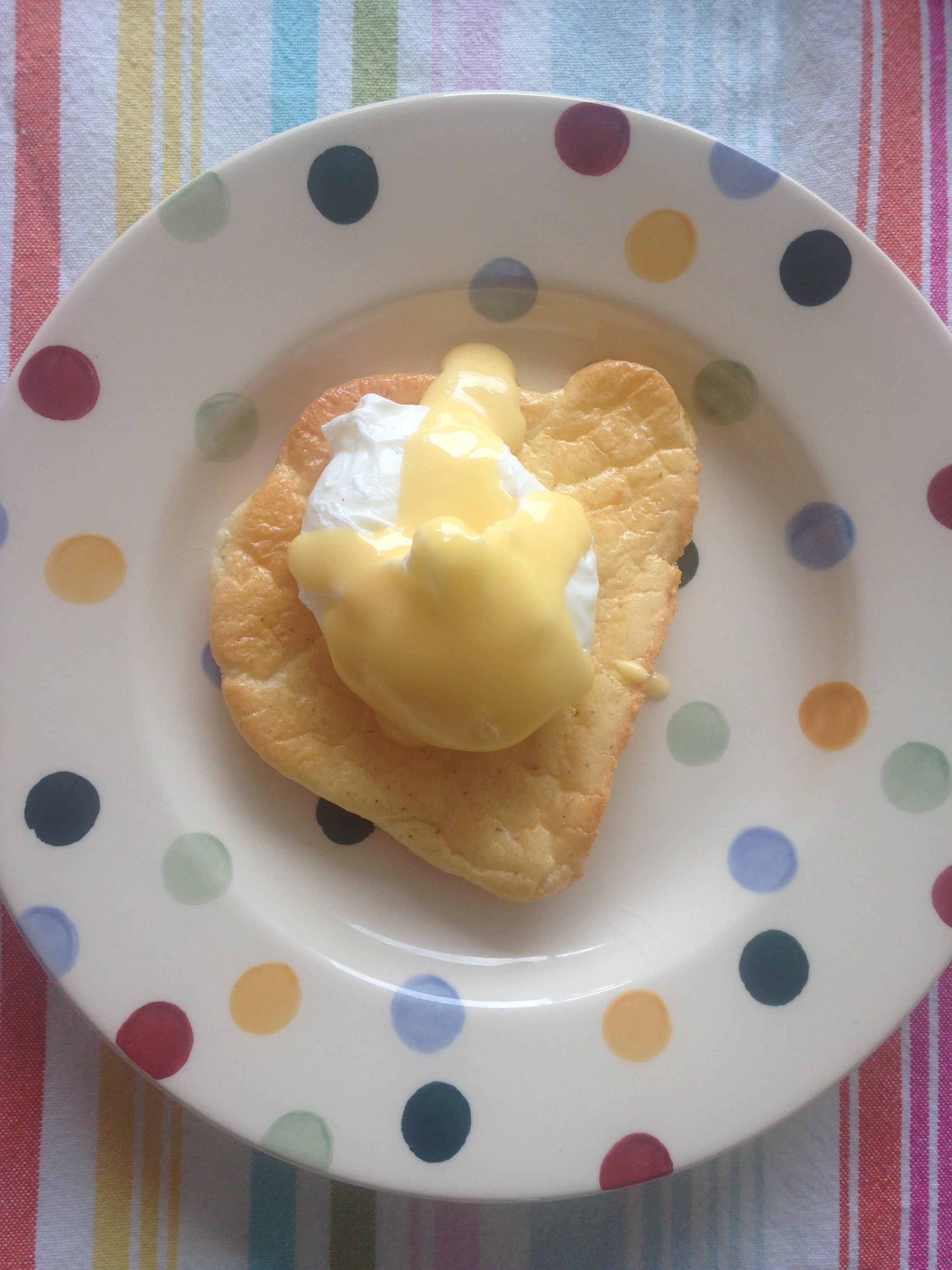 Keto Oopsie broodje met gepocheert ei en Hollandaise saus
