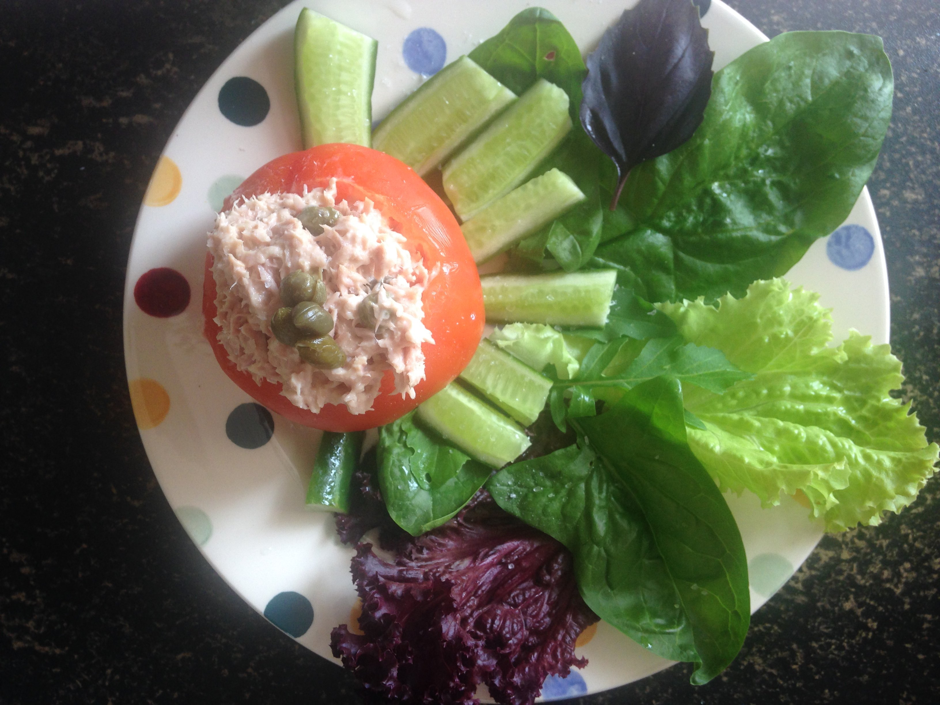 Keto: Tomaat met tonijnsalade