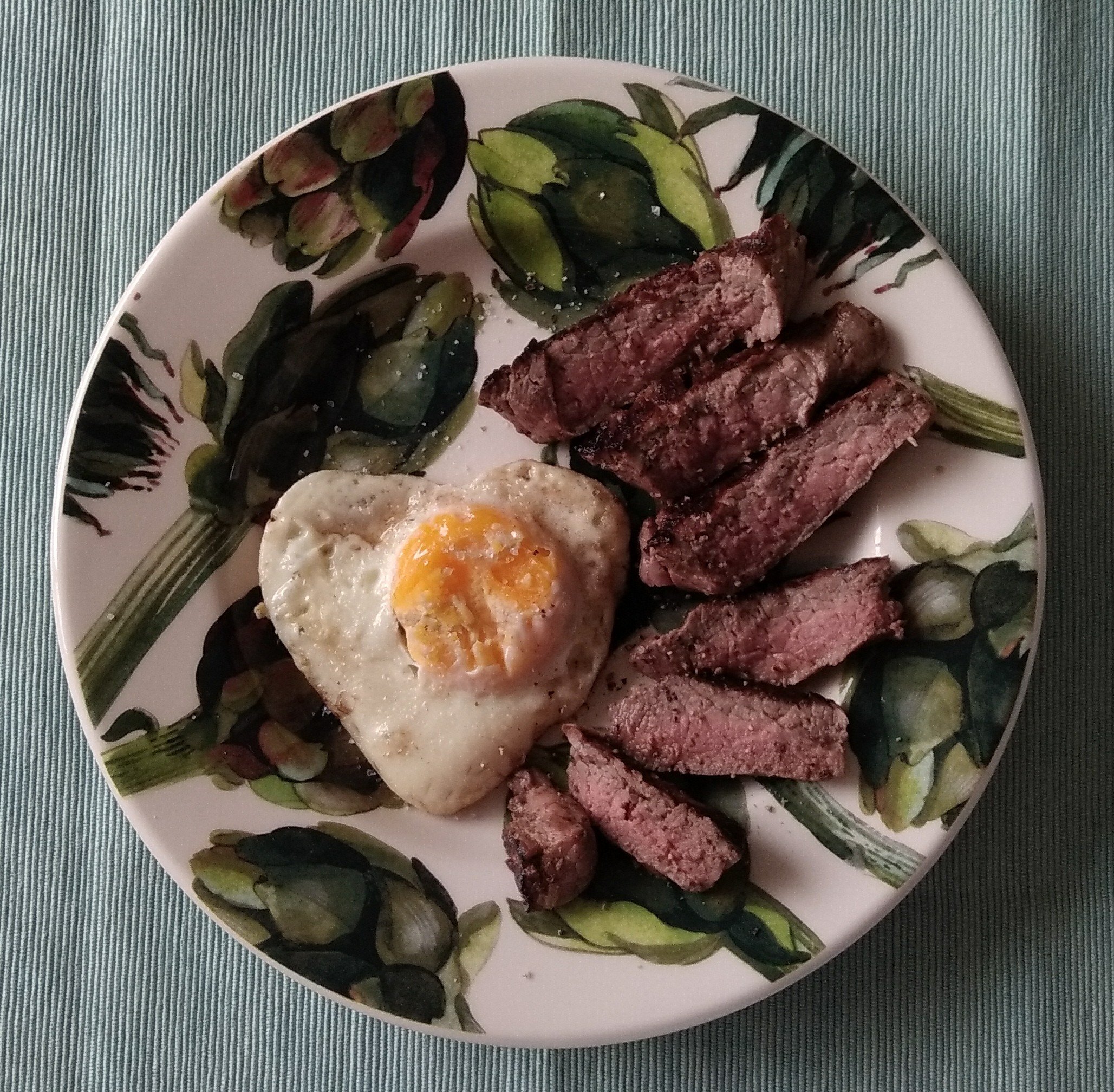 Lekker keto ontbijt: gebakken ei met biefstuk