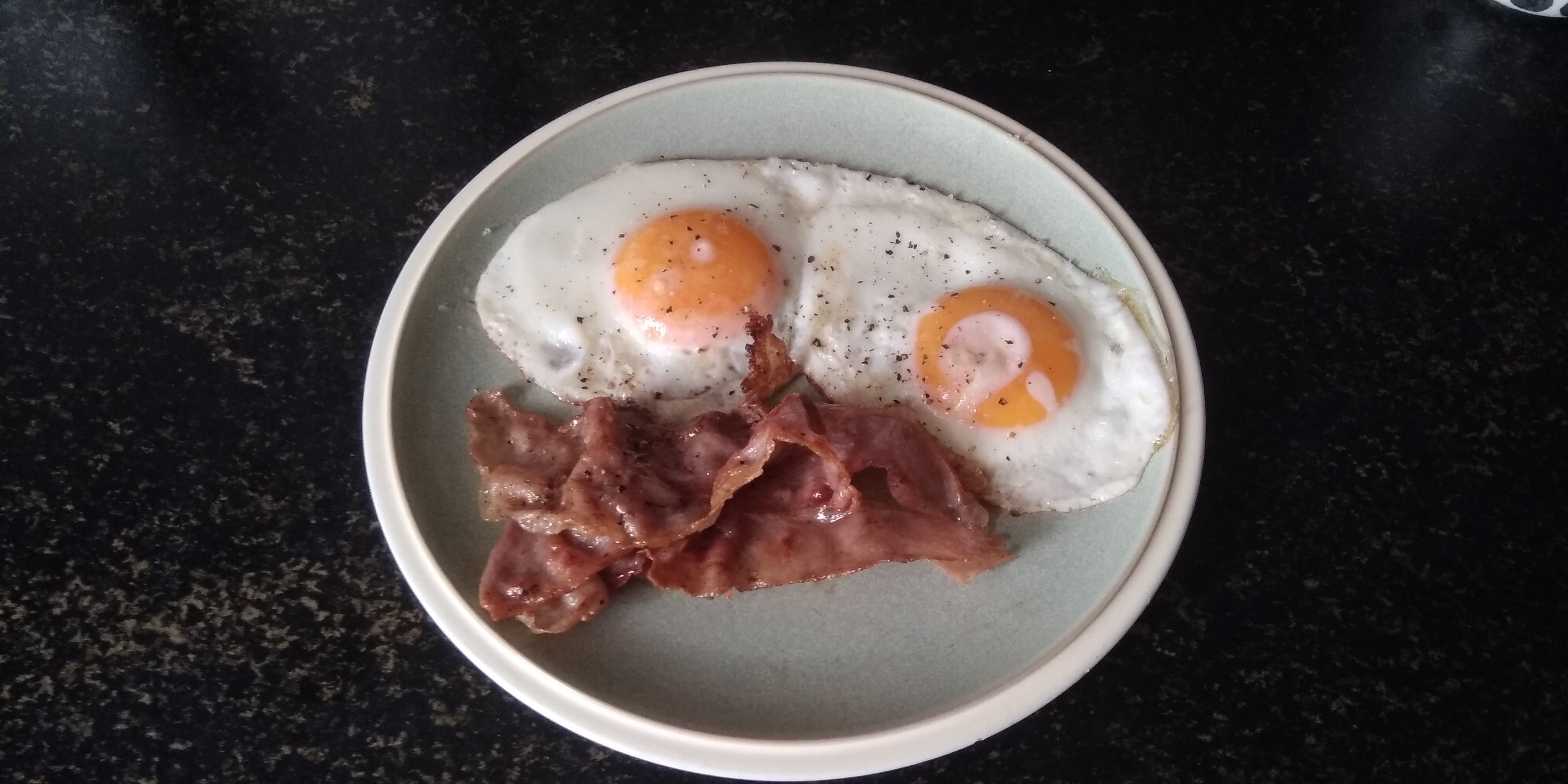 Snel keto ontbijt: gebakken eieren met Parma ham (spek)