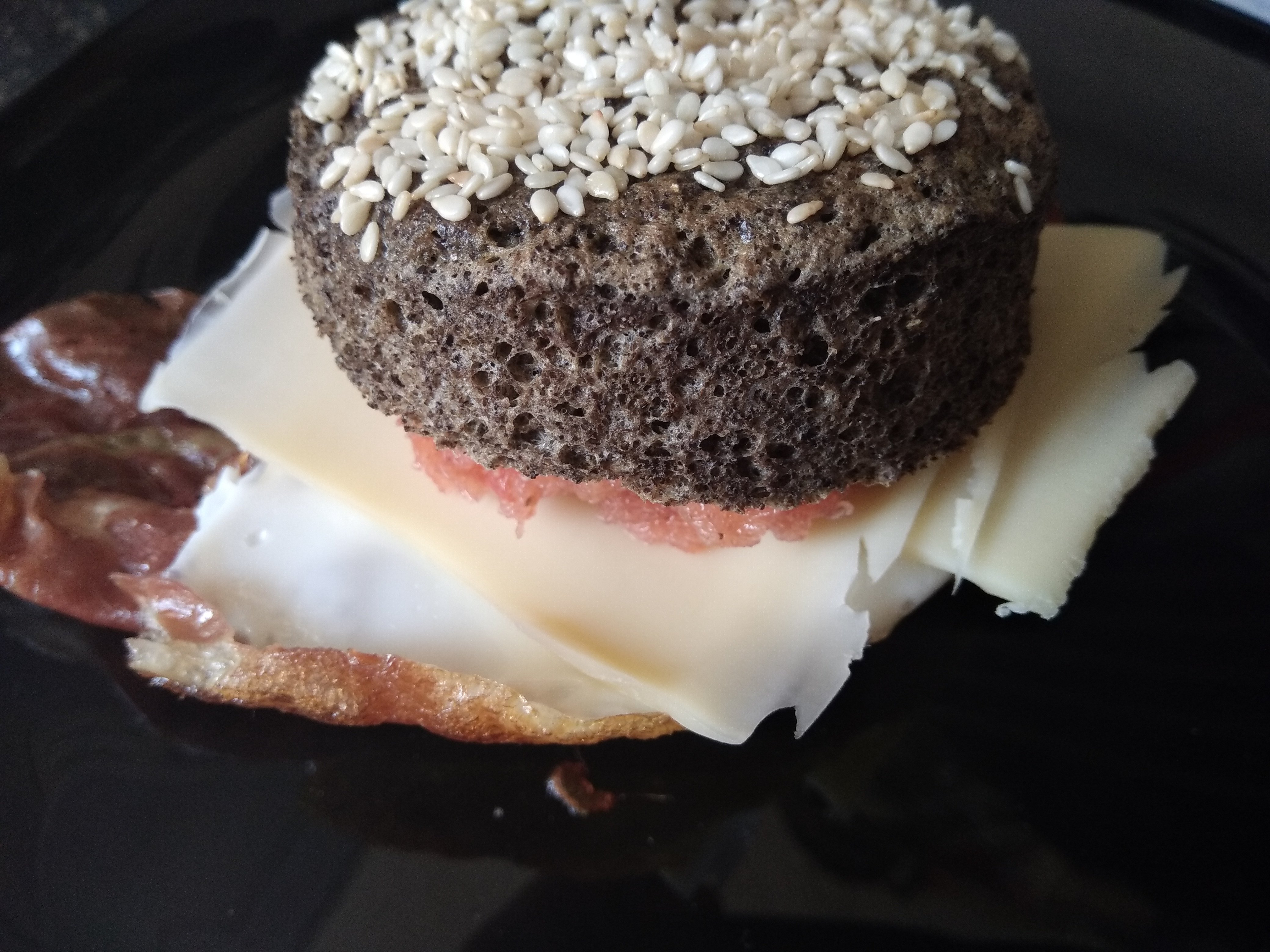 Snelle keto broodjes gemaakt met hennepmeel