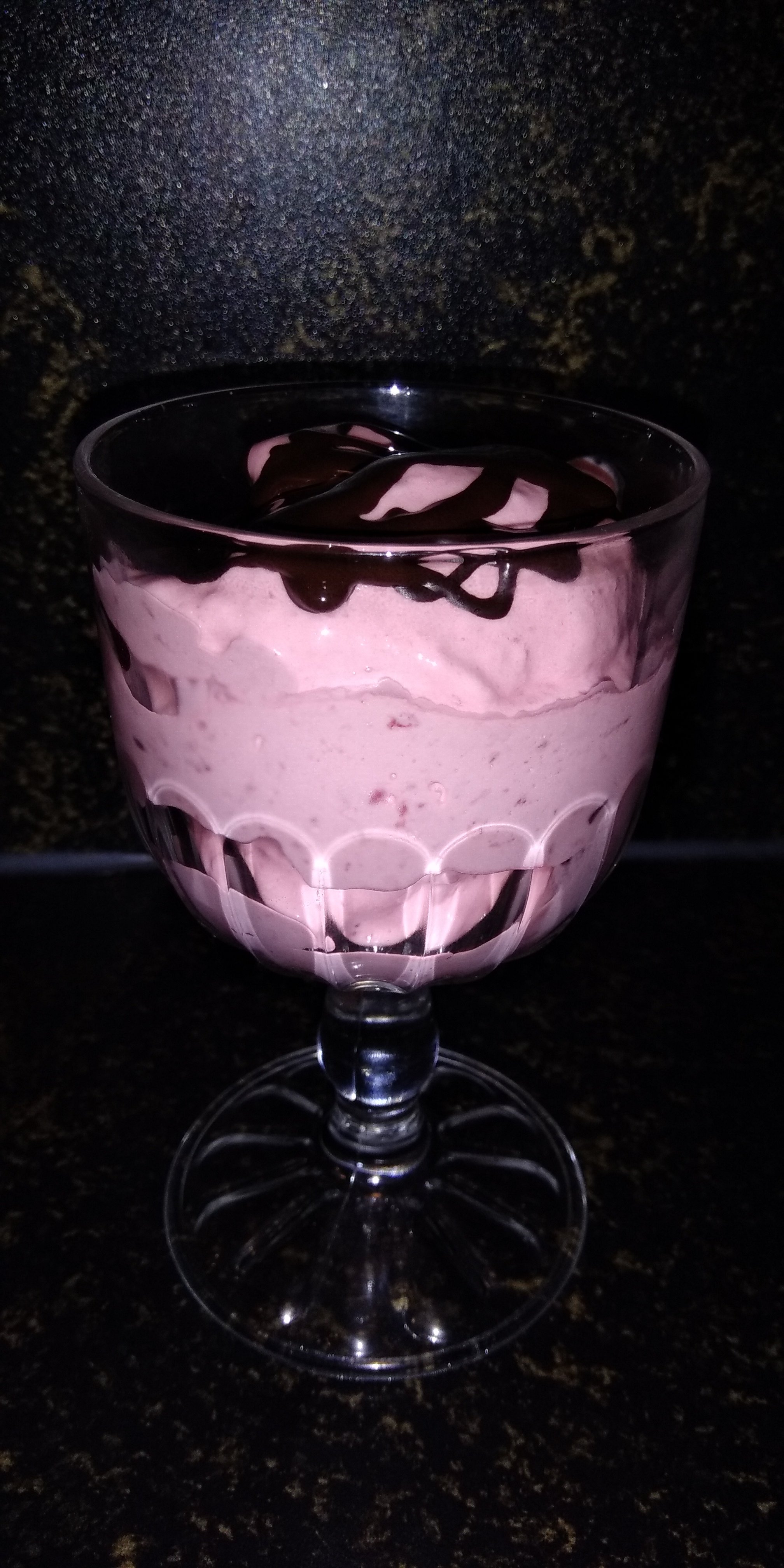 Keto frambozen-stracciatella ijs
