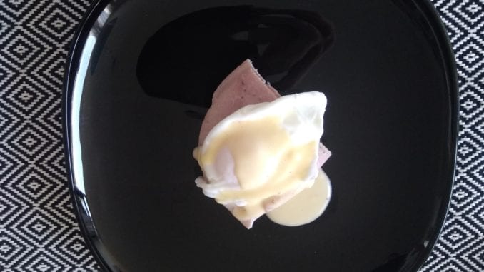 Keto ontbijt of brunch: gepocheert ei Keto ontbijt of brunch: gepocheert ei