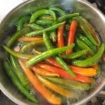 Laat de pepertjes 2 minuten blancheren in een pan met kokend water en wat zout