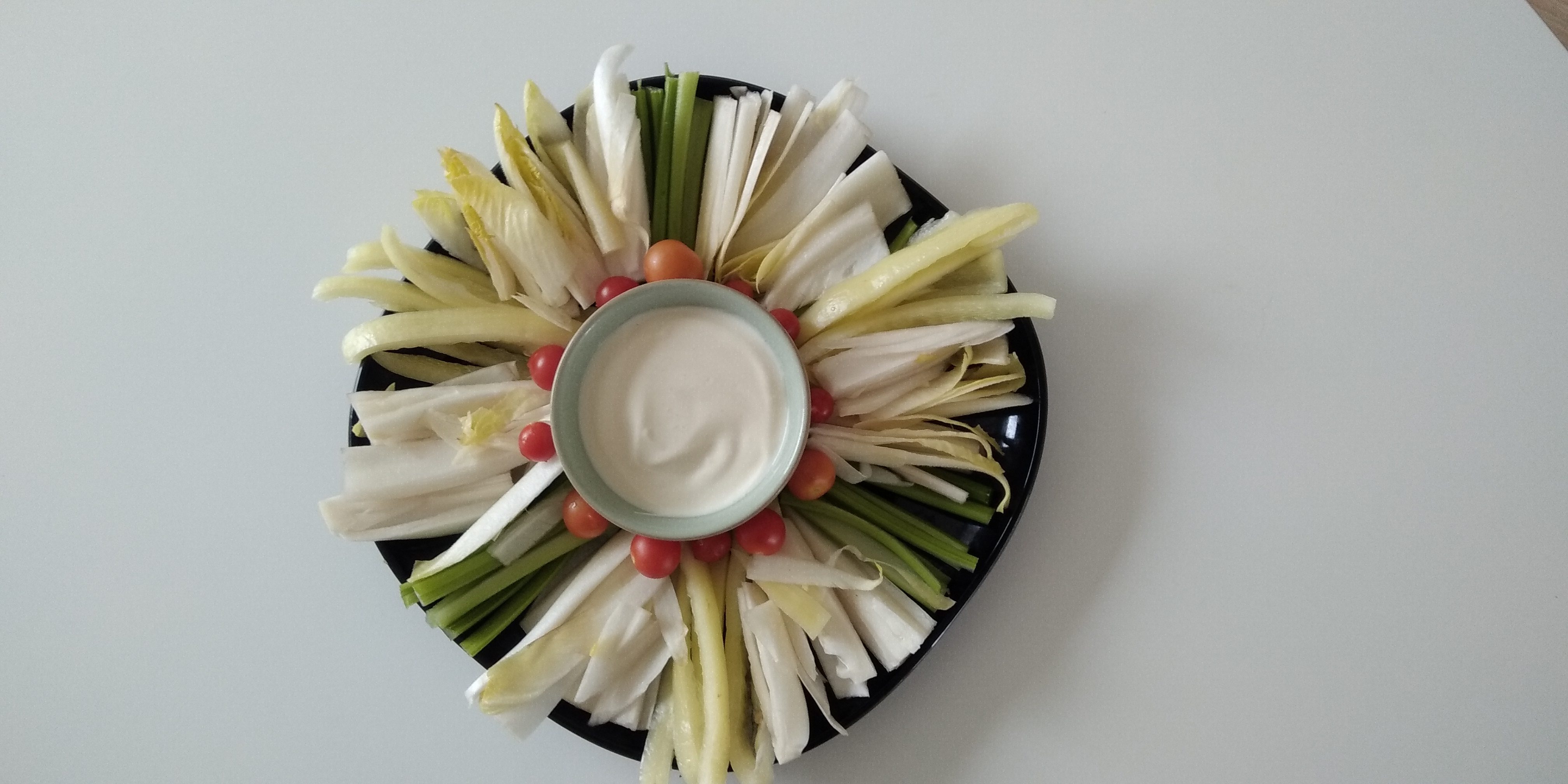 Crudités van gele paprika, bleekselderij, witlof en cherry tomaatjes met knoflook dip