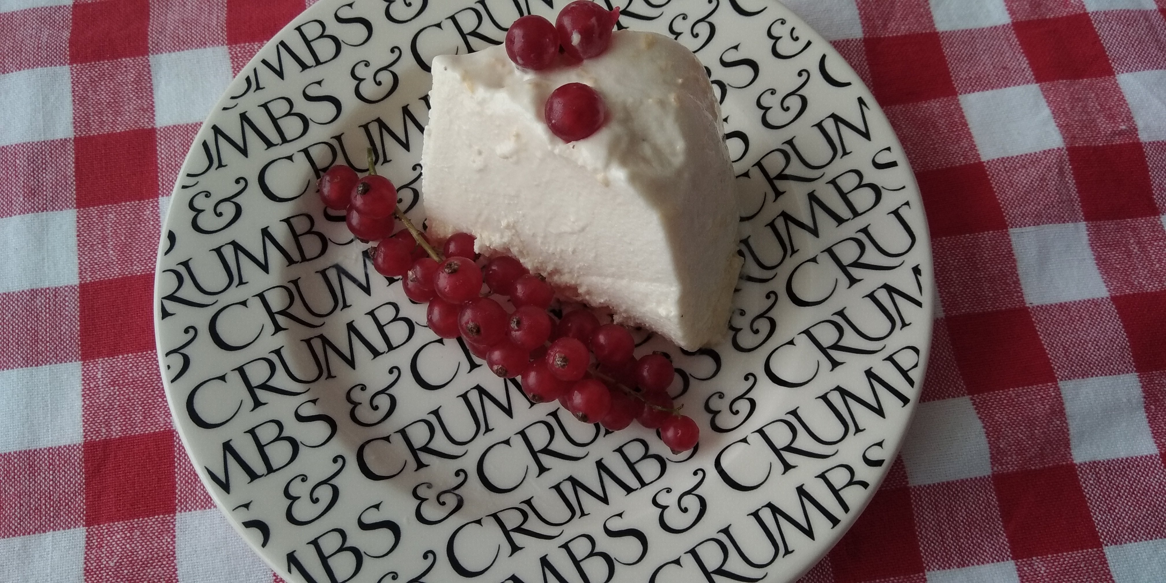 Lekkere keto roompudding met rode bessen