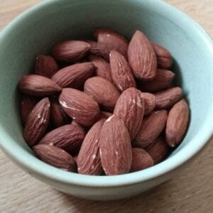 Keto snack: geroosterde amandelen