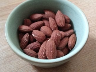 Keto snack: geroosterde amandelen