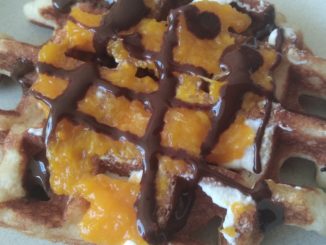 Lekkere keto wafel met slagroom en mandarijnenjam