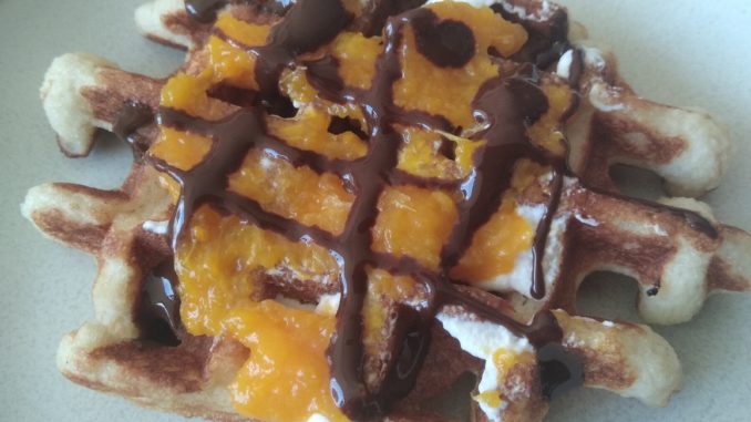 Heerlijke keto wafel met mandarijnen jam Lekkere keto wafel met slagroom en mandarijnenjam
