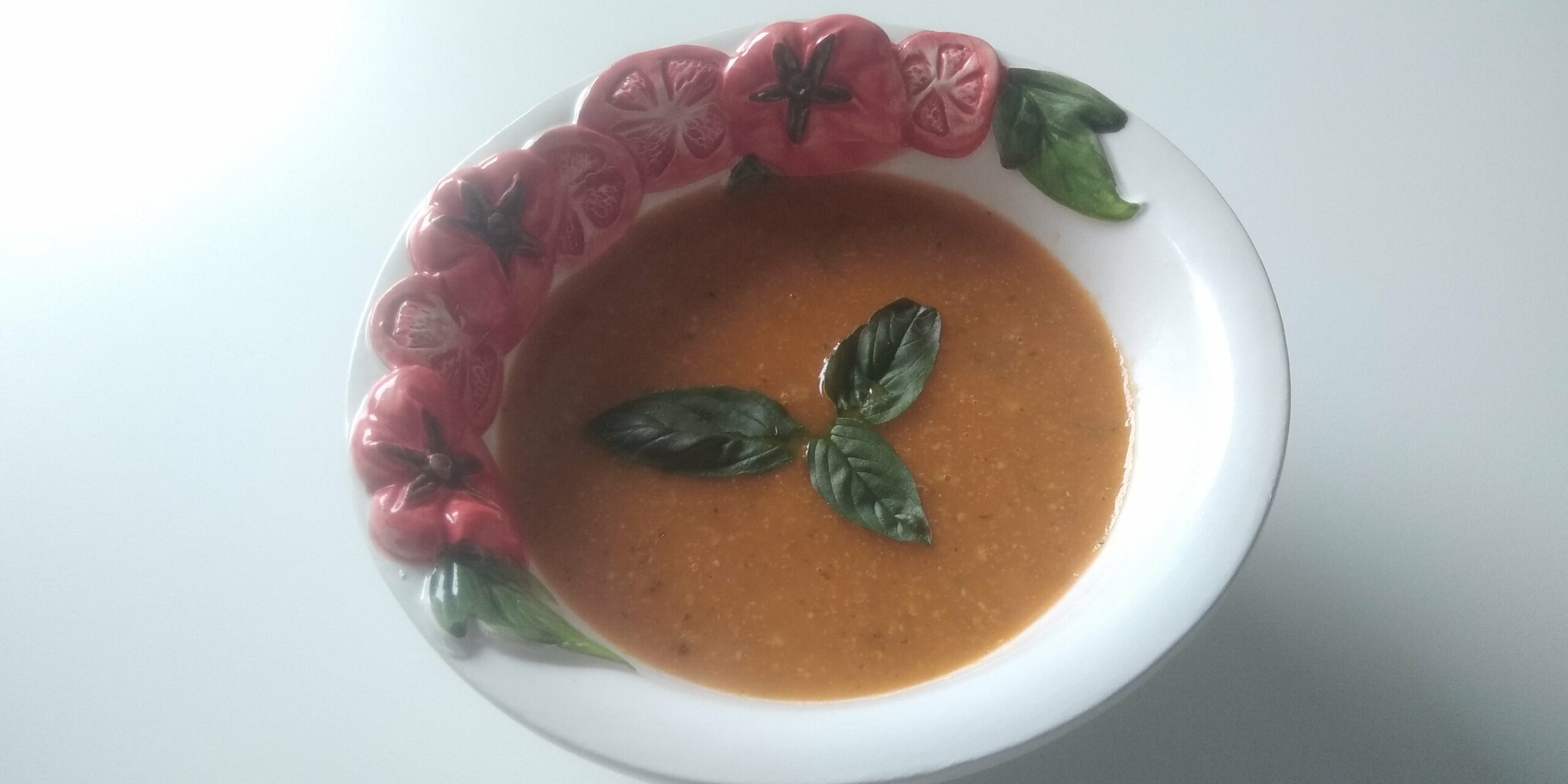 Zelfgemaakte keto tomatensoep