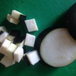 Keto ratatouille maken: snij de aubergine in stukjes