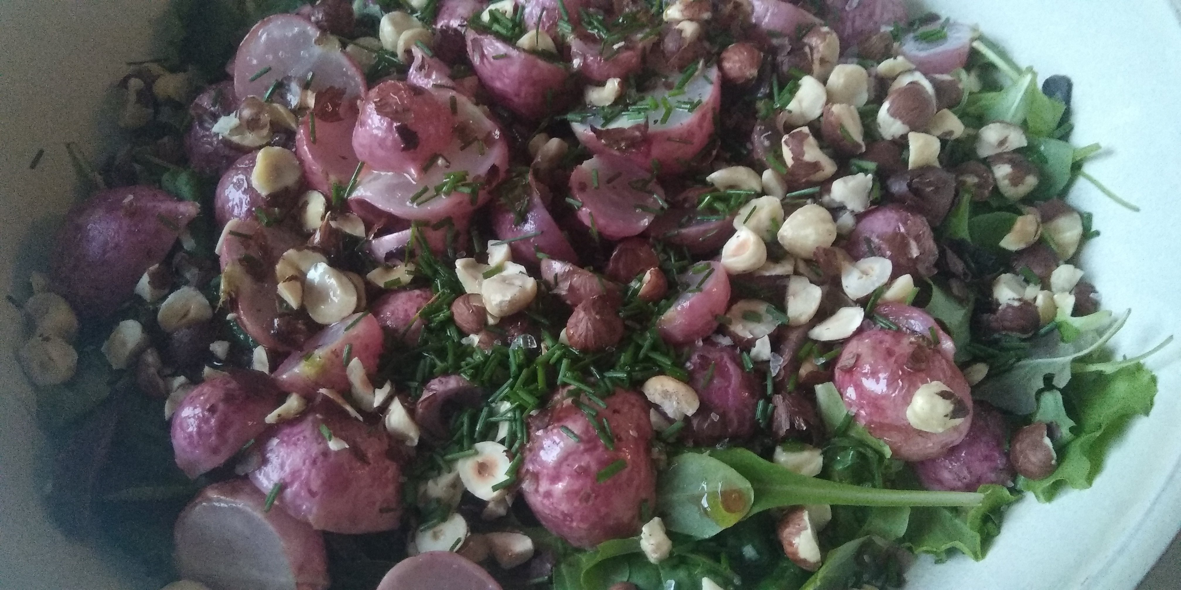 Heerlijke keto aardappeltjes (radijsjes) met geroosterde hazelnoten