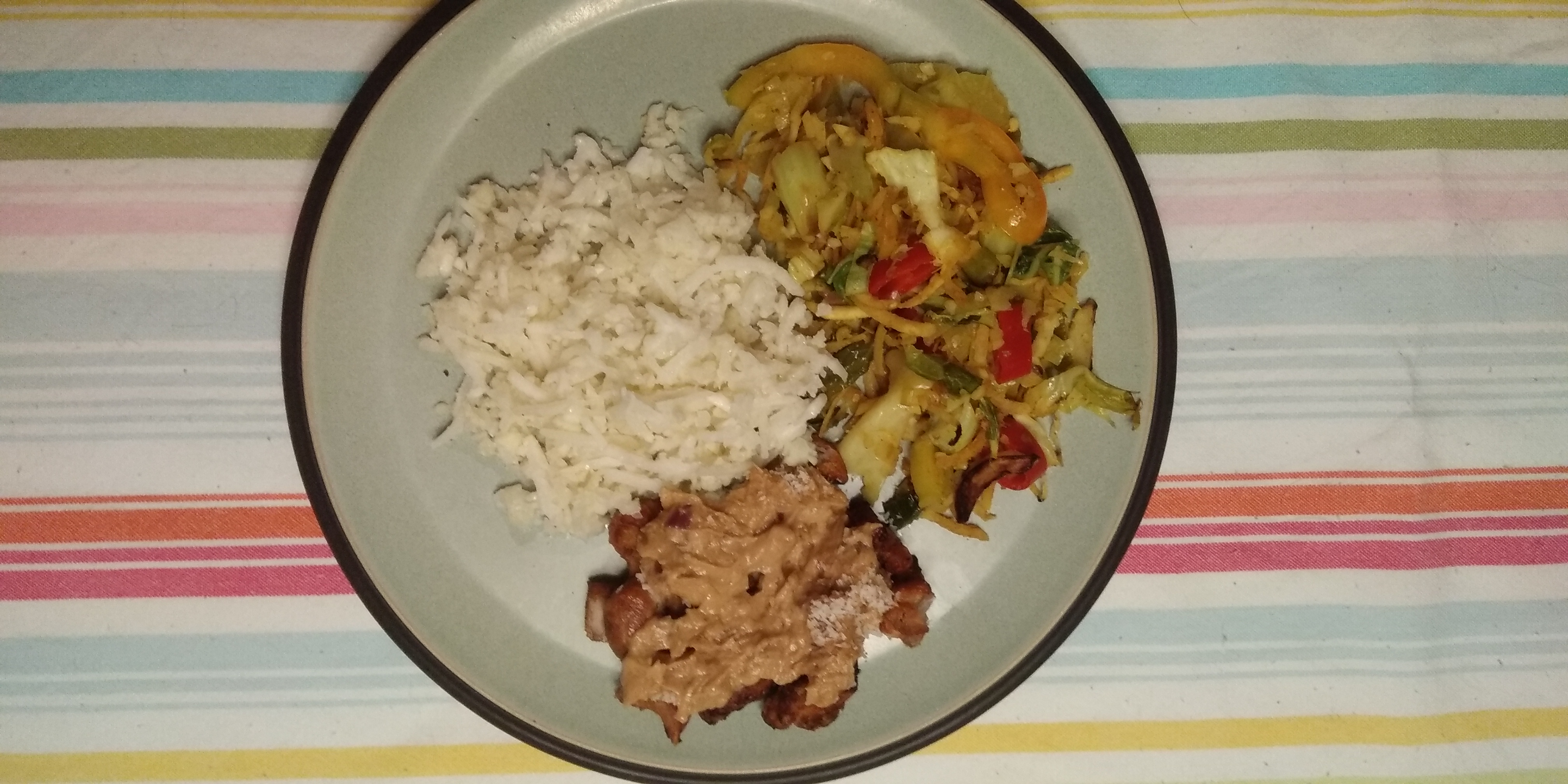 Keto nasi met kokos bloemkoolrijst