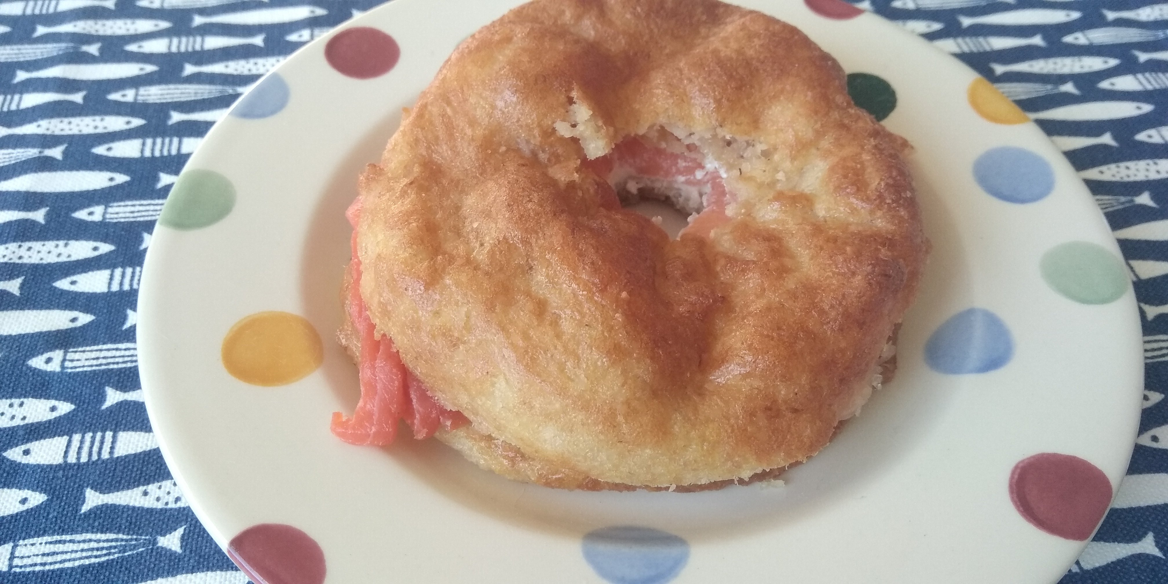 Lekkere keto-bagel met roomkaas en zalmsnippers