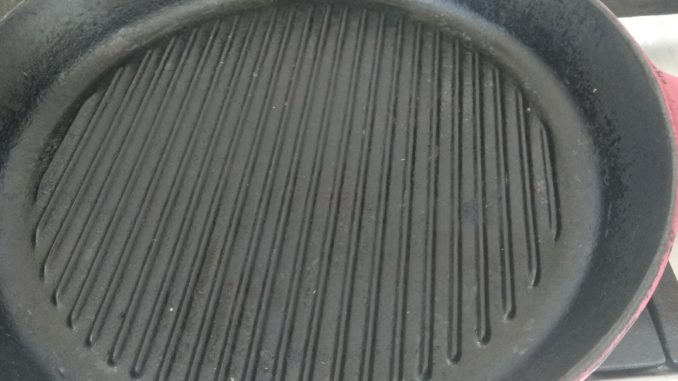 Een goede grillpan is van gietijzer en heeft ribbels Le Creuset grillpan