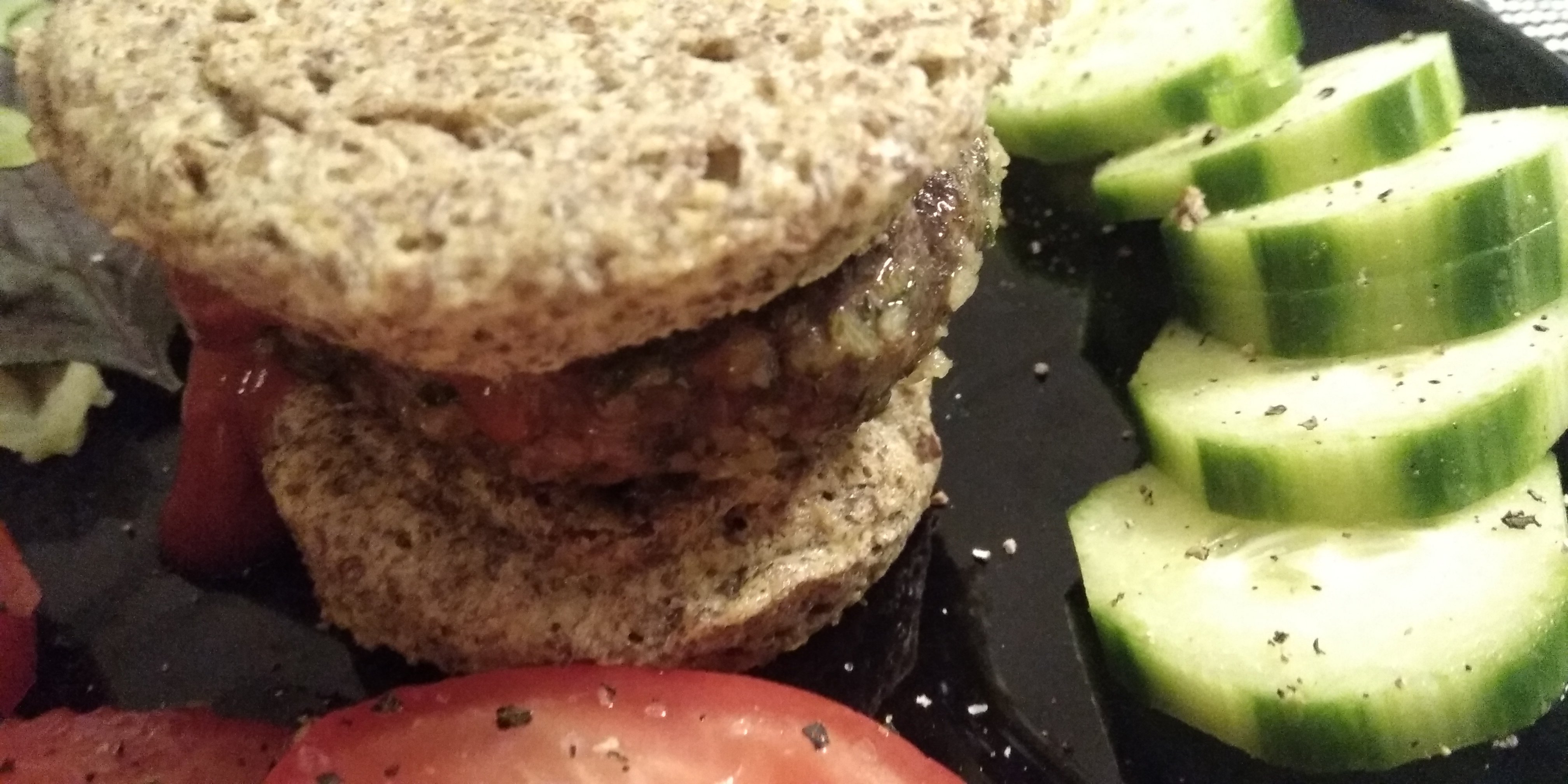 Keto lijnzaadbroodje met hamburger