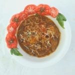 Kom met worstjes in pittige tomatensaus
