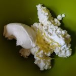Cottage cheese, mascarpone en citroenzest in een kom doen