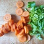 Snijplank met stukjes wortel en bleekselderij
