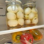 Bewaar de ingemaakte eieren in de koelkast