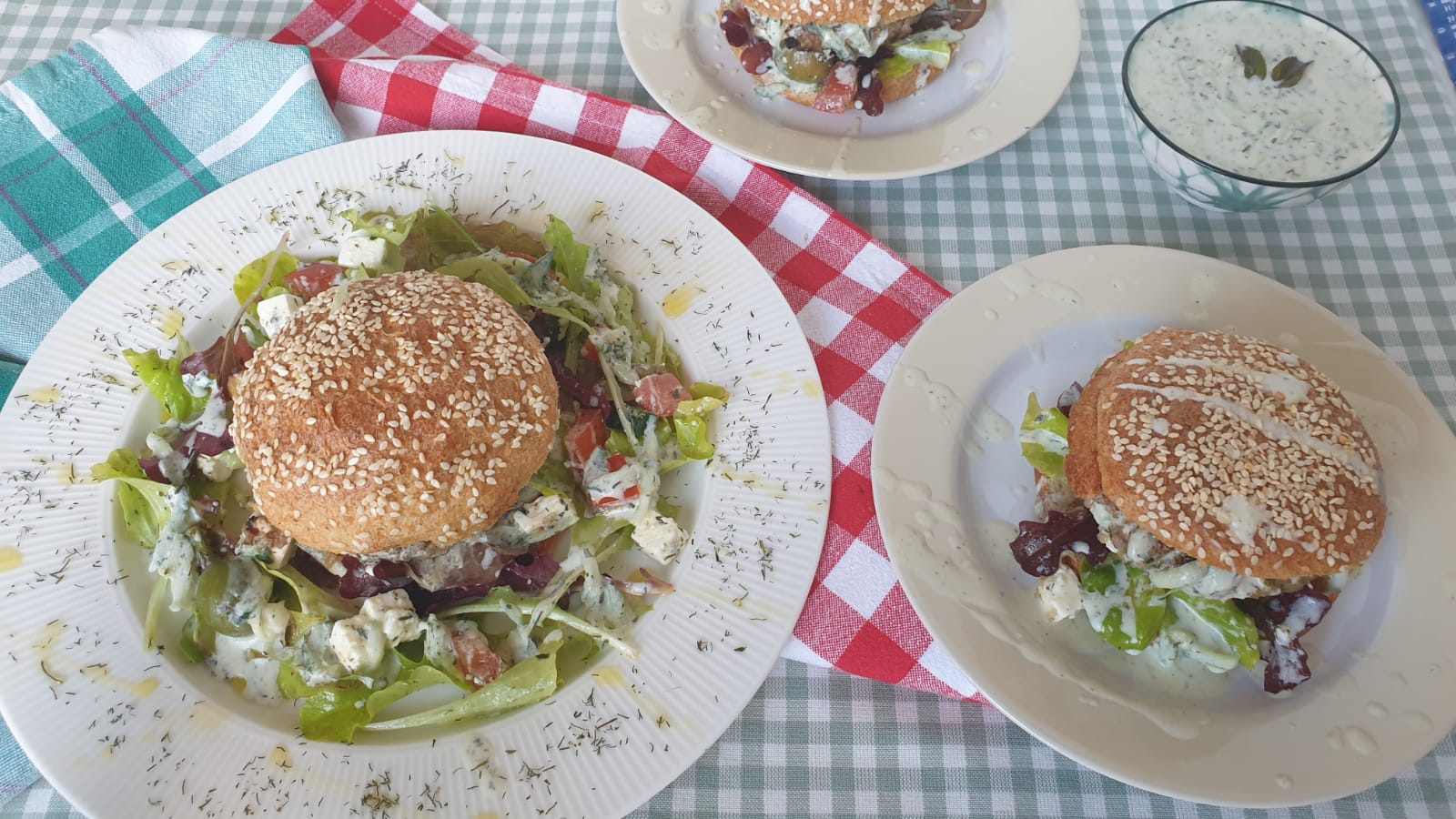 Dit is een complete keto maaltijd: Broodje lamsburger met Griekse salade en Tzatziki saus