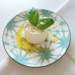 Witte kaas met olijfolie en basilicum