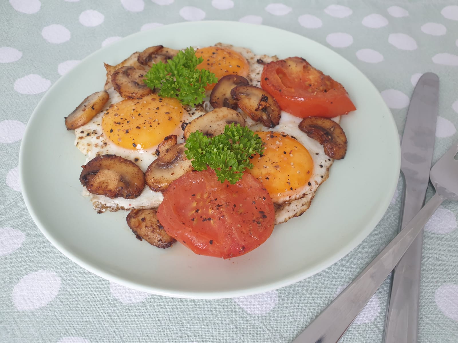 gebakken eieren met tomaat en champignons