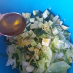 Voeg olijfolie aan de salade toe