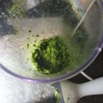 Groene saus in beker van een staafblender