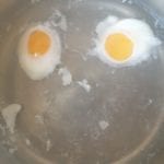 Pan met gepocheerde eieren