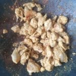 Gegaarde kip in wok