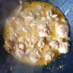 Gemarineerde kip in een wok