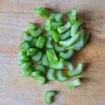 Snijplank met dunne plakjes bleekselderij