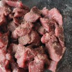 Kom met vlees met peper