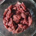 Kom met stukken vlees