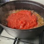 Braadpan met stoofvlees en tomaten