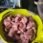 Kom met in stukken gesneden wildzwijn stoofvlees