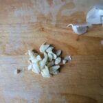 Snijplank met in stukjes gesneden knoflook