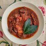 Een diep bord met Toscaans gestoofd wildzwijn